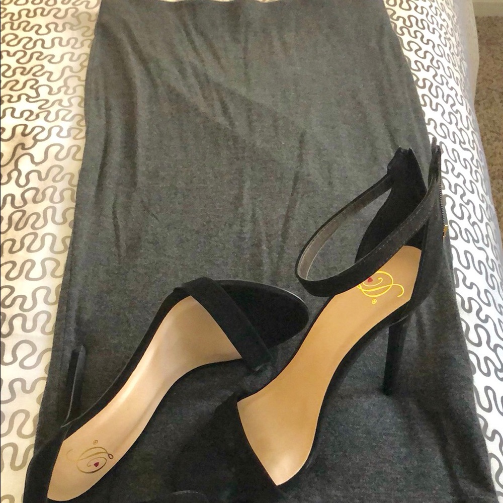 Sexy charcoal grey, mid rise, fitted pencil skirt!
